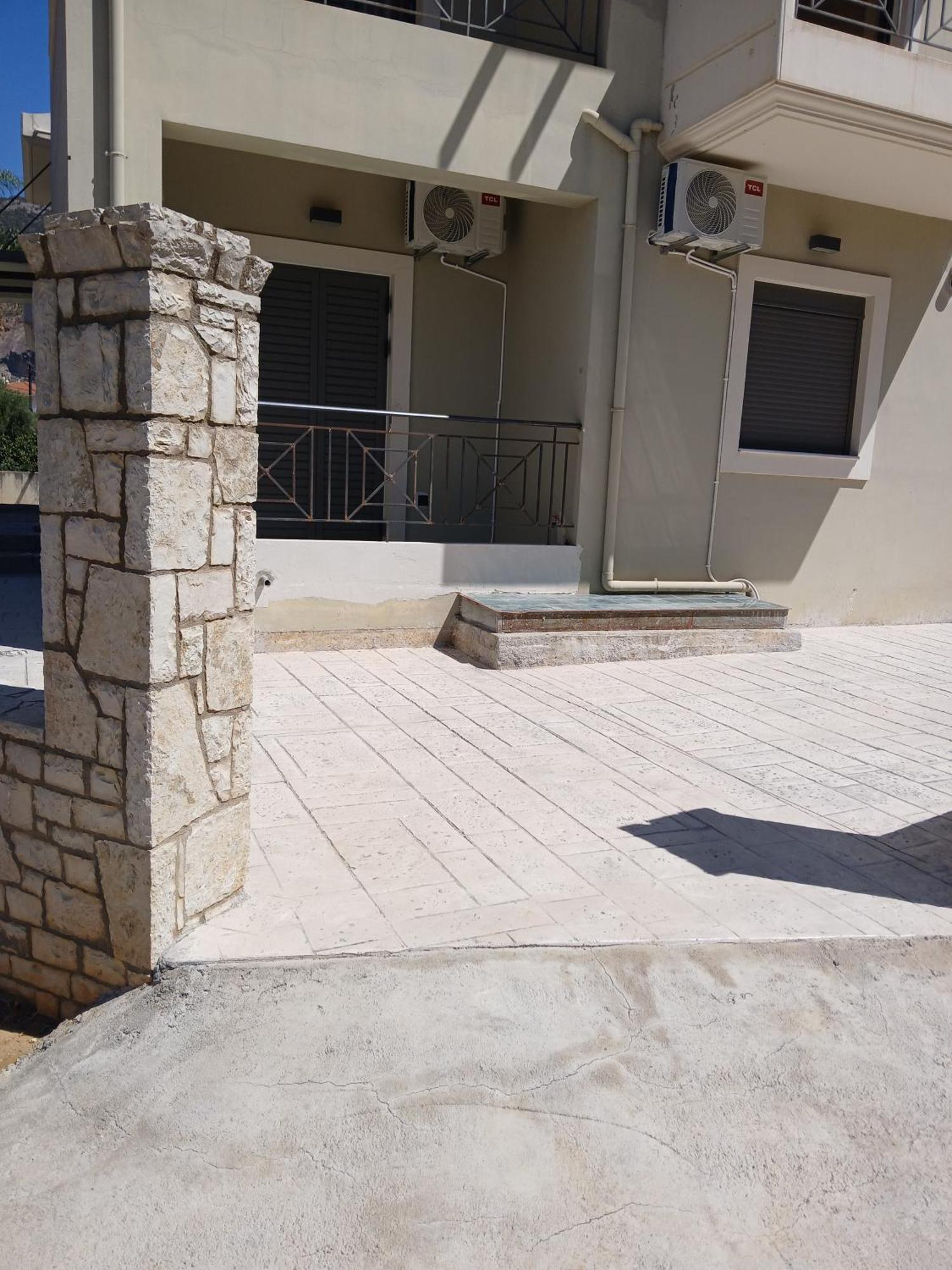 Simple, Calm And Luxurious Apartamento Calamata Exterior foto